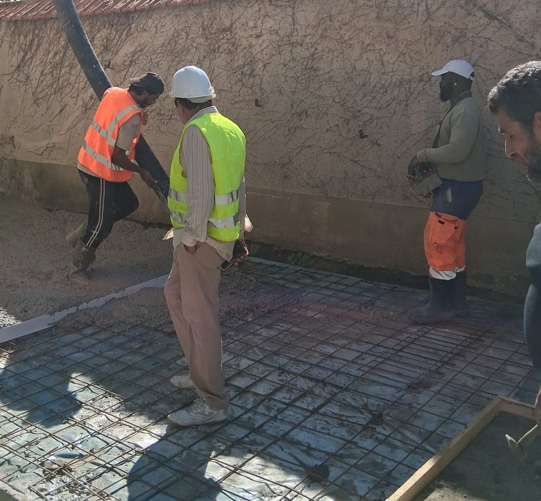 Coulage d'une dalle béton par l'équipe ÉDF